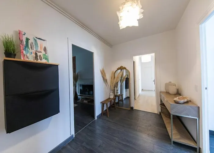 Cinehome - 5 Min Centre-parking/tram Au Pied Appartement